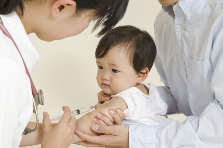 子供が注射されている様子
